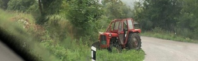 SUDAR TRAKTOR I AUTOMOBILA KOD POŽAREVCA! Povređene dve osobe, na obilaznici formirana dugačka kolona vozila