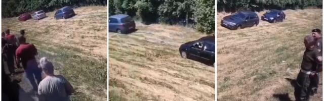 Automobili voze njivom: Šok scena na auto-putu (VIDEO)