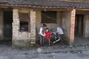 Мајка са бебом и малим дететом без струје и воде - ложи намештај, али се и поред тога смрзавају