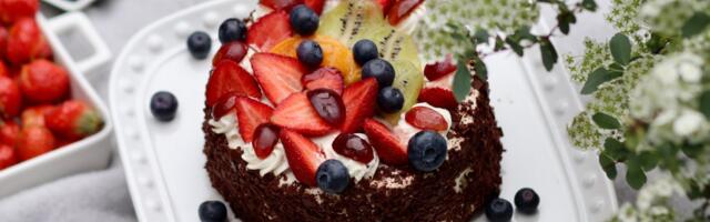 Ukusna torta sa svežim voćem