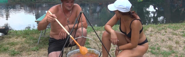 I pored letnjeg pljuska na obali Vrela kuvala se riblja čorba (VIDEO)