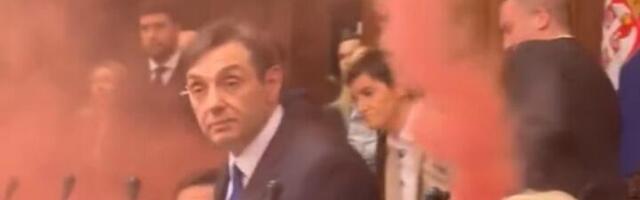 Aleksandar Vulin u skupštinskom haosu objašnjavao da poslanice znaju s jajima (VIDEO)