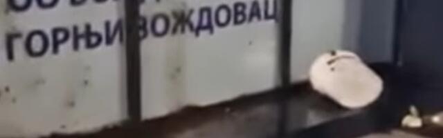 Prostorije SNS zasute BALEGOM (FOTO/VIDEO)