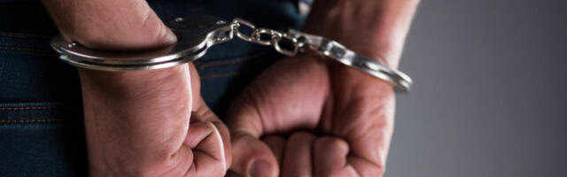 SPEKTAKULARNA POLICIJSKA AKCIJA NA ALTINI! Muškarac sedi vezan lisicama, hauba otvorena! (VIDEO)