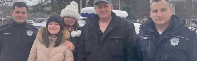 HEROJSKI PODVIG POLICAJACA NA VLASINI: Marko i Miloš se kroz smetove probili do zavejane porodice