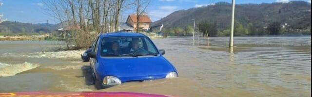 Drama kod Požege: Stariji par zarobljen u bujici, voda preko metar i po - spasioci stigli u poslednji čas (Video)