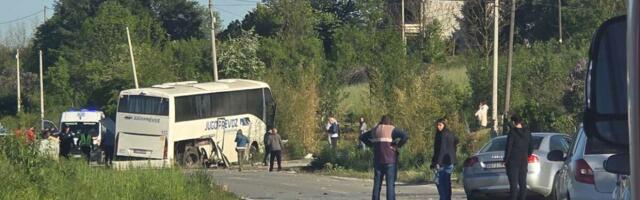 PRVA SLIKA TEŠKE NESREĆE KOD SOPOTA: Srča svud unaokolo, autobus zabijen u rastinje kraj puta, otpao mu zadnji točak, poklopac motora jedva se drži (FOTO)