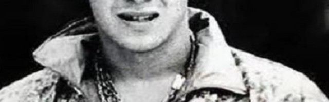 Pogledajte retku fotografiju žestokog momka iz devedesetih: Kneleta na nosilima voze u Urgentni, a on se drži za glavu (FOTO)