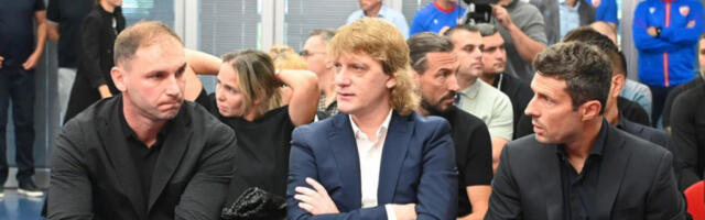 BIVŠI KAPITEN SRBIJE POSLE DUGO VREMENA U JAVNOSTI Došao na komemoraciju da isprati brata (FOTO)