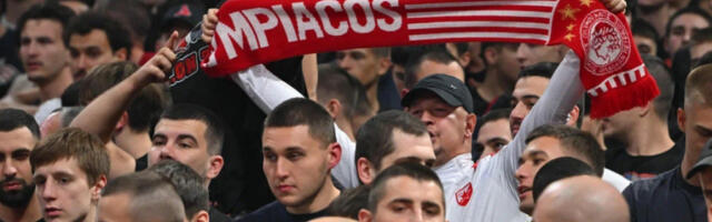 LESOR U KLINČU SA NAVIJAČEM Ovaj incident je svima promakao na meču Zvezde i Panatinaikosa (VIDEO)