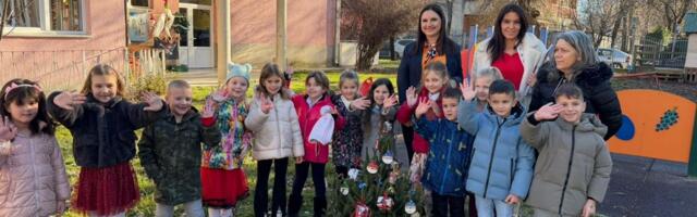 Sjajna akcija u čačanskim vrtićima: Mališani dobilli prirodne jelke koje su posadili i okitili u dvorištu