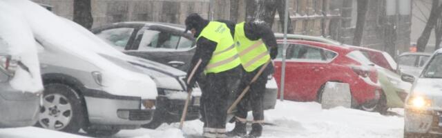 NA SNAZI ZABRANA KRETANJA PO PUTEVIMA! SNEG NE PRESTAJE DA VEJE! Ljudi sletali sa kolovoza, evo kakvo je stanje sa GRADSKIM PREVOZOM