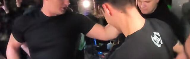 “Da je moje dete, ne bi video kućni prag”Desingerica izazvao bes, u Hrvatskoj izvadio makaze pa šišao publiku