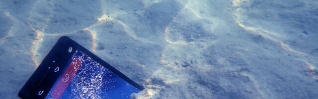 Telefon vam je upao u vodu? Pratite korake koji ga mogu spasiti. Mnogi ponavljaju 2 nedopustive greške