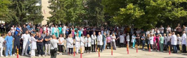 NASTAVLJAJU SE PROTESTI ZBOG HAPŠENJA SRBA IZ GRAČANICE: 15 minuta u znak podrške širom Kosmeta (VIDEO)