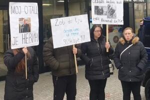 Породица Слађана Трајковића испред тужилаштва у Приштини захтева да се брани са слободе