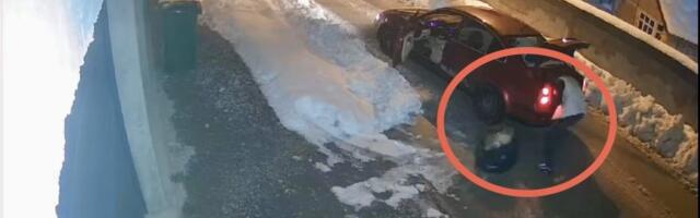 Snimak iz Tutina: Muškarac istovara smeće na sred ulice (VIDEO)