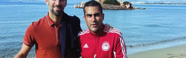 Legendary football striker approaches Djokovic on Athens beach - former hero now sells fishing equipment