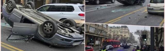 STRAŠNA NESREĆA U CENTRU BEOGRADA! 2 vozila se sudarila, jedno završilo na KROVU, ljudi iz autobusa pešače do posla