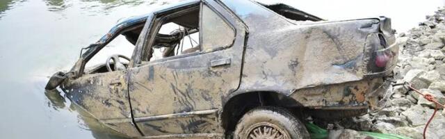 OVO JE AUTO KOJI JE IZVUČEN IZ DUNAVA, U NJEMU PRONAĐENO TELO! Sonar otkrio nešto čudno u mulju, ronioci zatekli JEZIV PRIZOR: Rešena misterija stara 11 godina