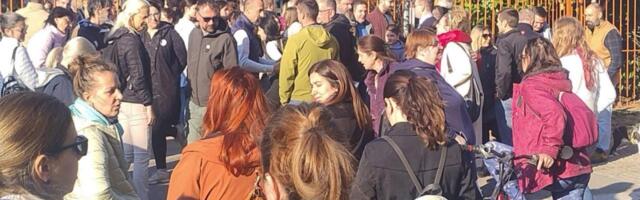 Protest roditelja zbog pritisaka na nastavnika osnovne škole u Novom Sadu