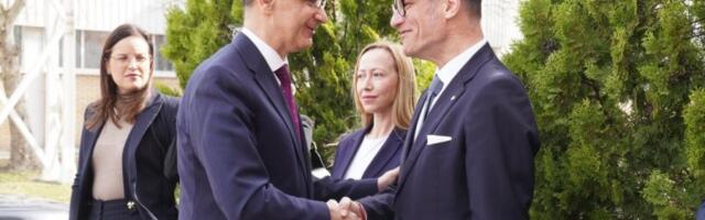 "TREBA NAM VIŠE OVAKO USPEŠNIH KOMPANIJA"! Premijer Macut u poseti "Hemofarmu"! (FOTO)