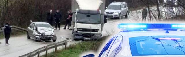 Stravična nesreća na Ostružničkom mostu: Kamion se zakucao u automobil, ima povređenih