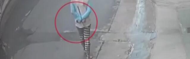 BOSA DEVOJKA SNIMLJENA DOK ŠETA ULICOM SA ZAVEZANIM RUKAMA: Horor prizor zaprepastio celu Grčku, a ono što je usledilo sledilo im je krv u žilama!