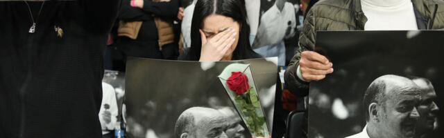 Ruža i suze za Duška Vujoševića, scena i emocija devojke u Areni opisuju osećanja svih navijača Partizana