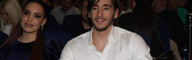 Neće ni da čuje za novog muža svoje majke: Oglasio se sin Meline Džinović u jeku venčanja, objavio selfi (FOTO)