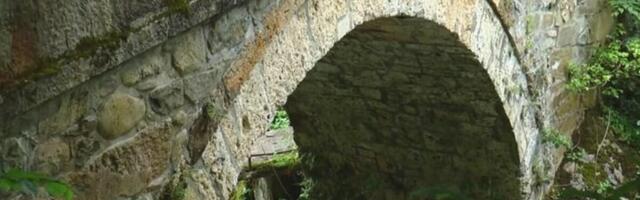 Ovaj most su Turci gradili u 15. veku, a i dan danas je kao nov: Okružen zelenilom, prizor kao iz bajke (FOTO)
