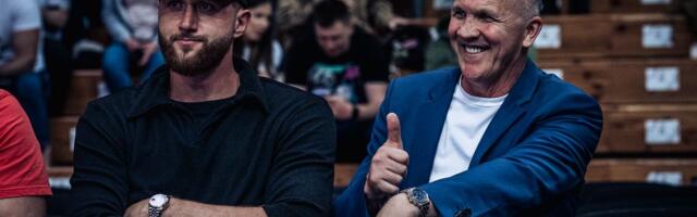Jusuf Nurkić gleda utakmicu Bosna - Partizan u društvu čuvenog fudbalera, znate li o kome je reč?