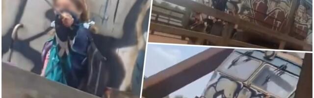 "Lajk je bitniji od života, a jedan trzaj je deli od smrti" Jeziv snimak sa Pančevca: Devojčica visi sa voza u pokretu i snima se! Ljudi zgroženi (VIDEO)