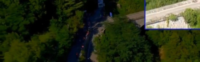 HOROR U LOMBARDIJI Biciklista tokom trke PAO U PROVALIJU OD DESET METARA, komentatori u ŠOKU NISU MOGLI DA DOĐU SEBI /FOTO, VIDEO/
