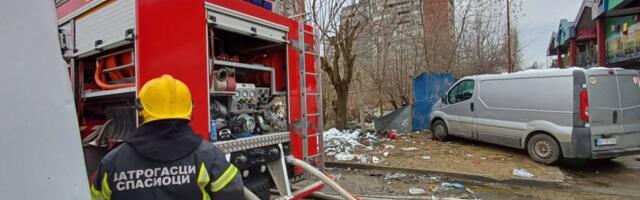 Drama na Medakoviću: Zapalilo se smeće u kamionu, pa je istovareno na ulicu