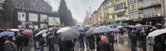 Roditelji, nastavnici, bivši đaci...: Blokada u Mirijevu (FOTO, VIDEO)