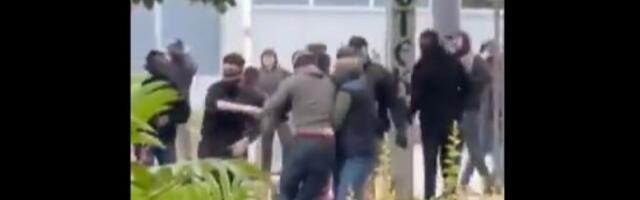 Novi snimak tuče Grobara i Delija: Klasična sačekuša, radile i motke (VIDEO)