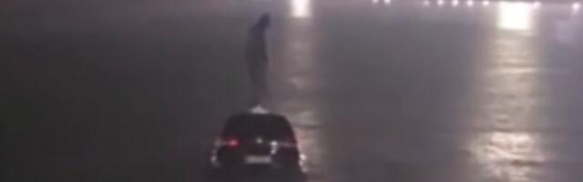 NESREĆA IZBEGNUTA ZA DLAKU Automobil upao u more tokom ulaska na trajekt za Albaniju, čovek se jedva spasio (VIDEO)