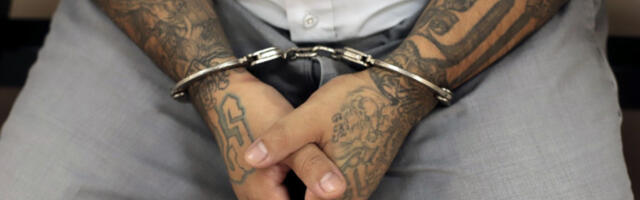 TRČE UPLAŠENO S RUKAMA I LISICAMA NA GLAVI: Predsednik objavio jeziv snimak zatvorenika u gaćama! OGLASIO SE I ELON MASK (VIDEO)