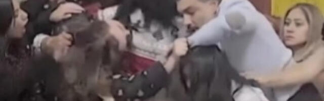 ERUPCIJA NASILJA U PARLAMENTU SNIMLJENA KAMEROM! Dohvatile se poslanice, sevali laktovi, čupale se za kosu, HAOS u Meksiko sitiju!