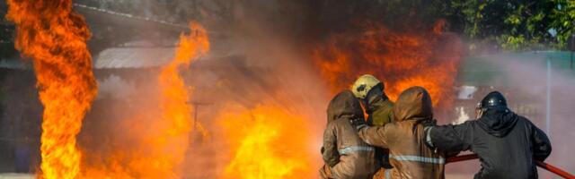 TRI AUTOMOBILA IZGORELA ISPRED ZGRADE U BORČI: Palio ih jedan čovek, policija traga za njim