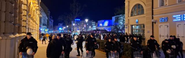 Student o pristalicama SNS ispred SNP: Većinom nisu Novosađani, dovezeni ljudi iz gradskih preduzeća