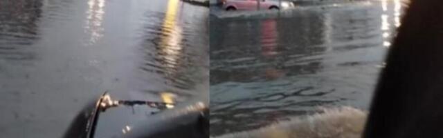 VRŠAC POD VODOM! Automobili "PLIVAJU" po ulicama - pogledajte snimak posle jake provale oblaka