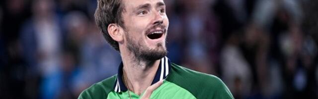 Epski raspad Danila Medvedeva - prvi put u karijeri izgubio meč s nulom, divljao po terenu i bacio reket u kantu (VIDEO)