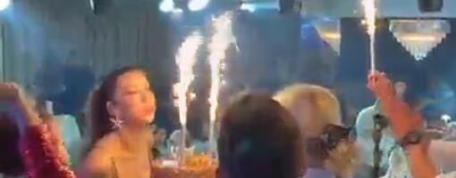 VATROMET NA BINI: Tei Tairović prekinut koncert u Bugarskoj, publika je ostavila bez reči jednim gestom (VIDEO)