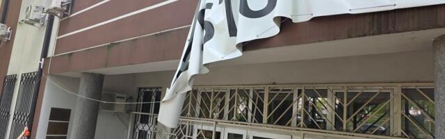 Na zgradi Silosa pocepan baner i oblepljene nalepnice protiv studenata Medicinskog fakulteta
