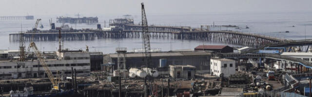 Нафта се излива из оштећеног цевовода у Каспијско море