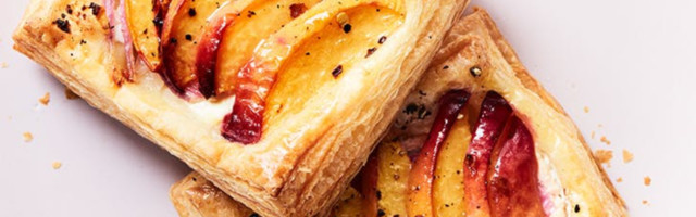 Mini lisnata peciva sa kozijim sirom, breskvama i medom
