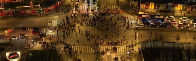 RASPAD UŽIVO! Slika iz drona dokazuje koliko zaista ljudi blokira Beograd na vodi - tuga, čemer, jad! (FOTO)