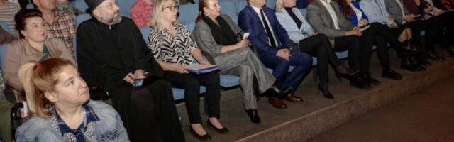 U NOVOM SADU OBELEŽEN DAN OSOBA SA AUTIZMOM: Grad širi program podrške i saradnju sa udruženjima
